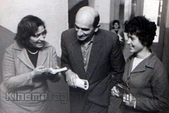 Rregjizori-nga-Shkodra-Lec-Shllaku-me-aktoret-e-teatrit-Skampa-Antoneta-Kristo-dhe-Tefta-Hamzaraj