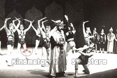 Nje-nga-shfaqjet-ne-Teatrin-e-Operas-e-Baletit-ne-vitet-2770-te-1024x618