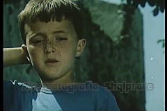 Nje-gjeneral-kapet-rob-1980.mp4_snapshot_10.03_2021.01.18_23.09.16