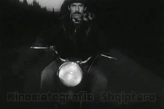 Vjeshte-e-nxehte-41-1985.mp4_snapshot_00.16_2021.02.28_20.00.52